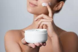 Bôi Kem Dưỡng Ẩm Bao Nhiêu Lần Một Ngày Là Đủ? Giải Đáp Chuẩn Khoa Học